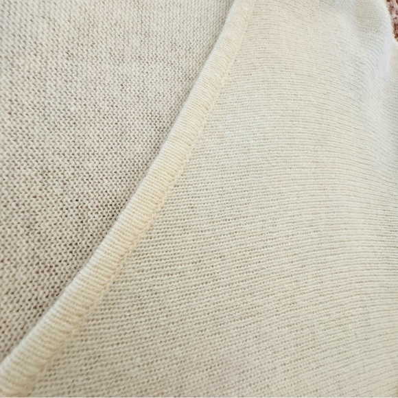 TAHARI 100% 2 Ply Cashmere V-Neck Sweater Cream L - Picture 4 of 13
